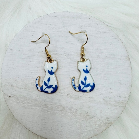 White Cat Enamel Earrings Blue Flower - Picture 4 of 4